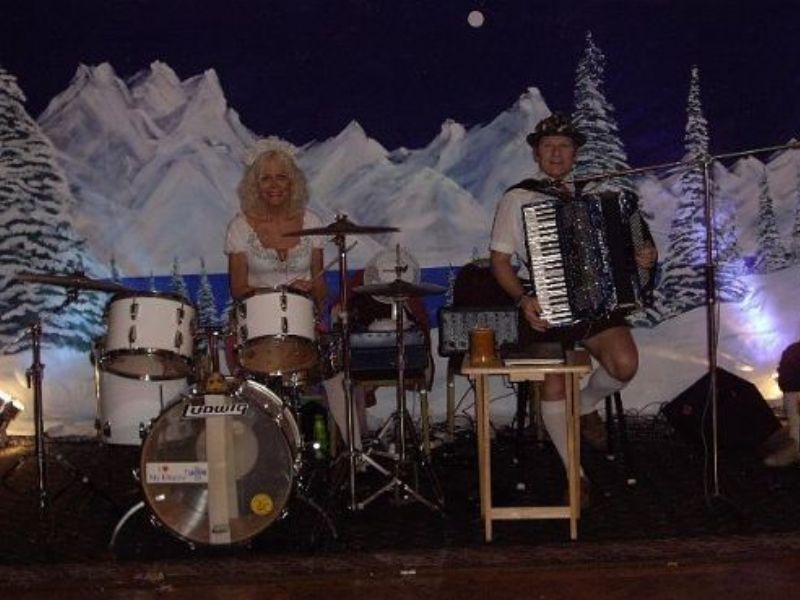 the bierkeller bavarian band