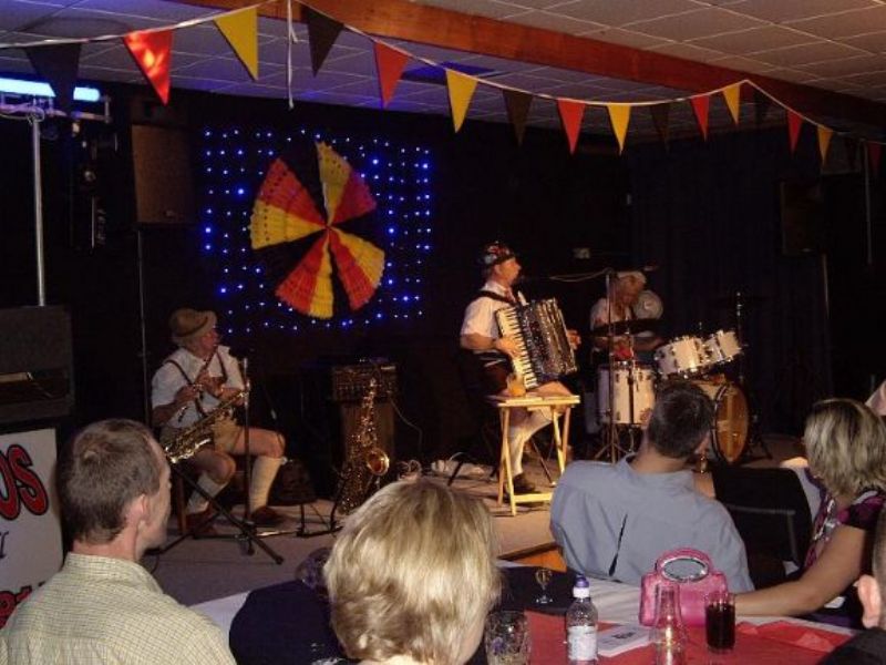 the bierkeller bavarian band