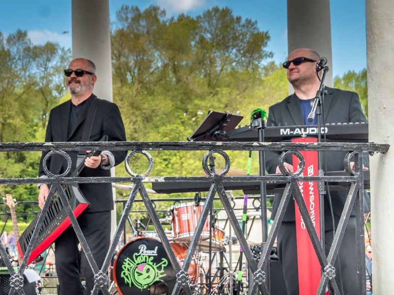 iconic 90s club classics band
