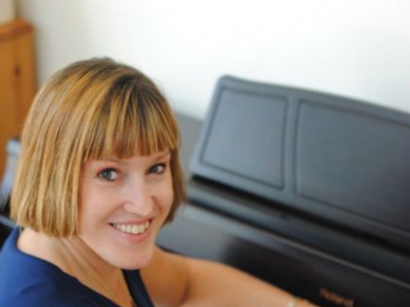 leanne solo pianist