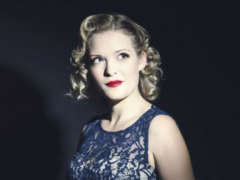 girl sings swing