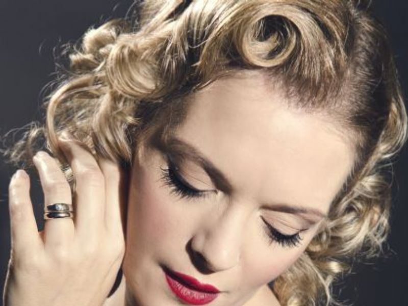 girl sings swing