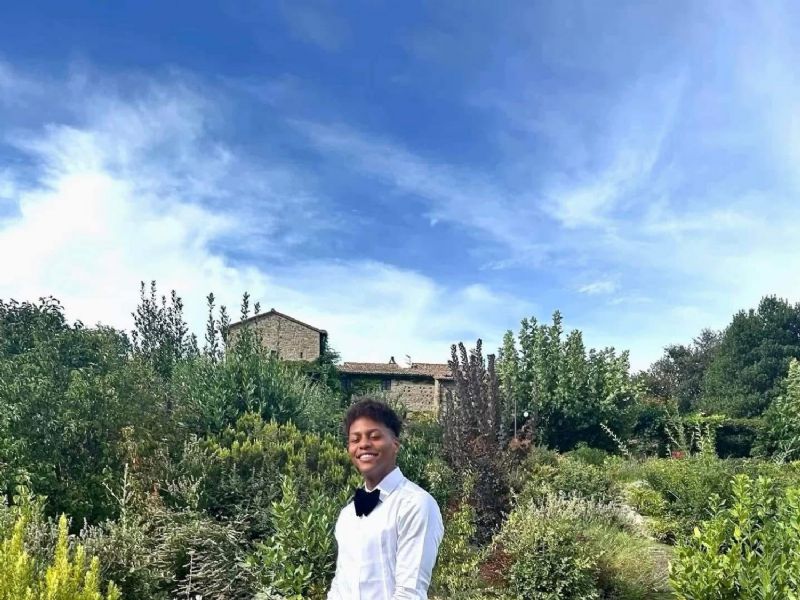 lascel singing waiter