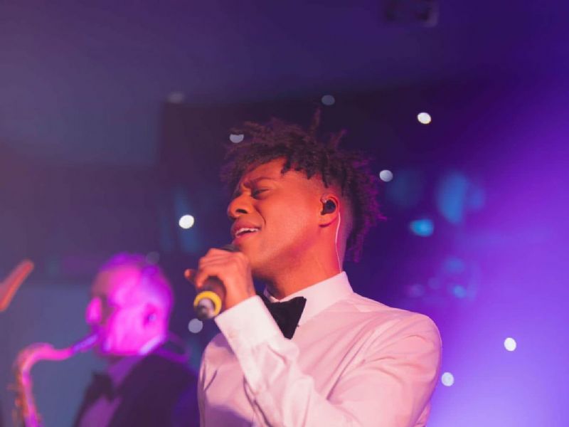lascel singing waiter