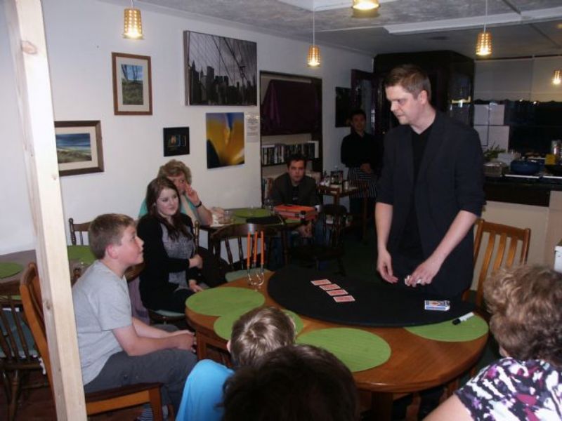 mark roberts close up magician