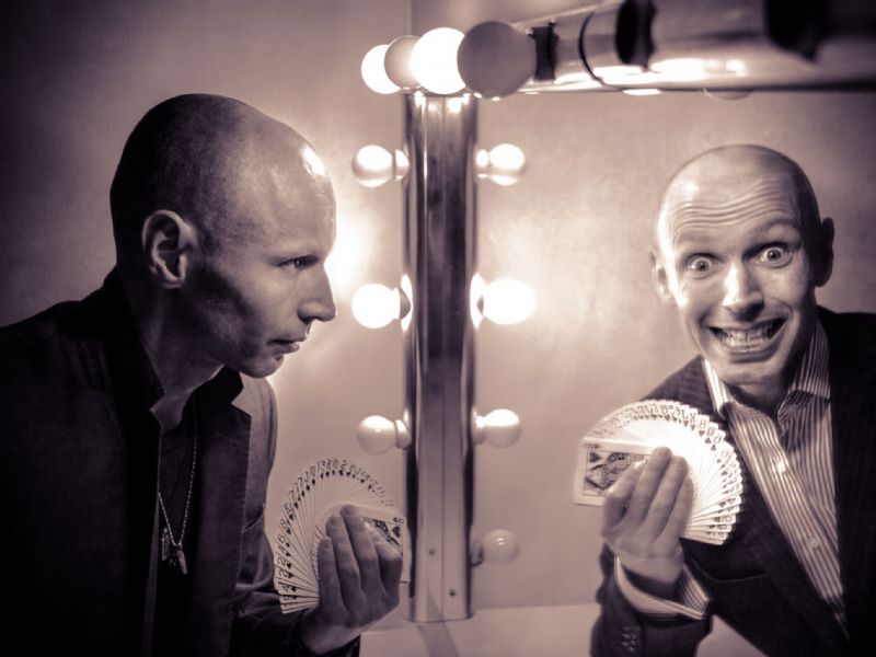 paul stage and close up magician
