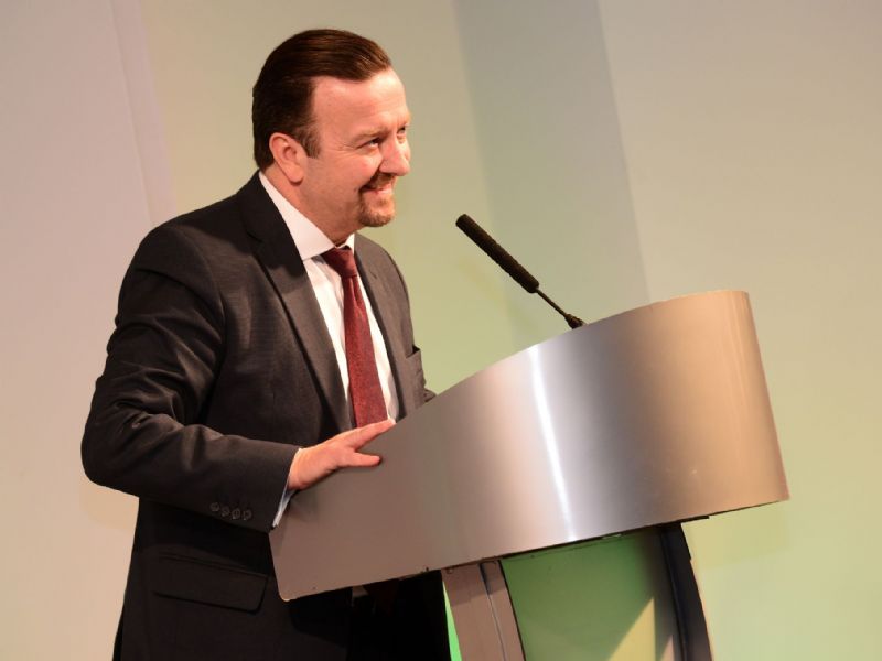 ricky gervais lookalike