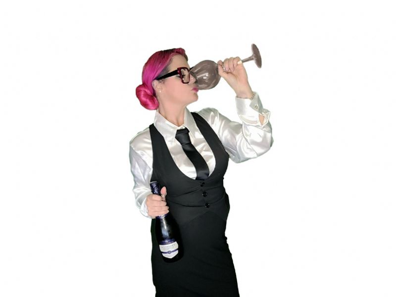 samantha singing waitress