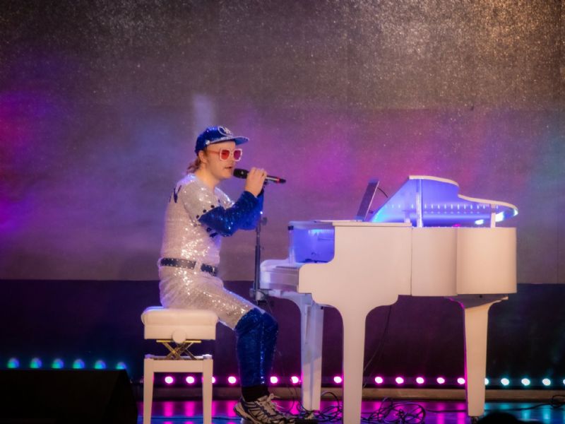 step into elton