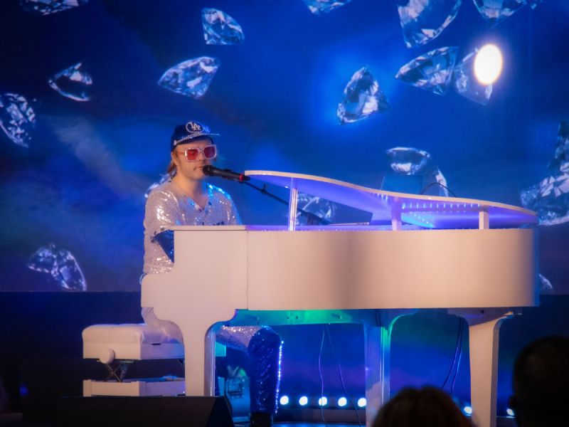 step into elton