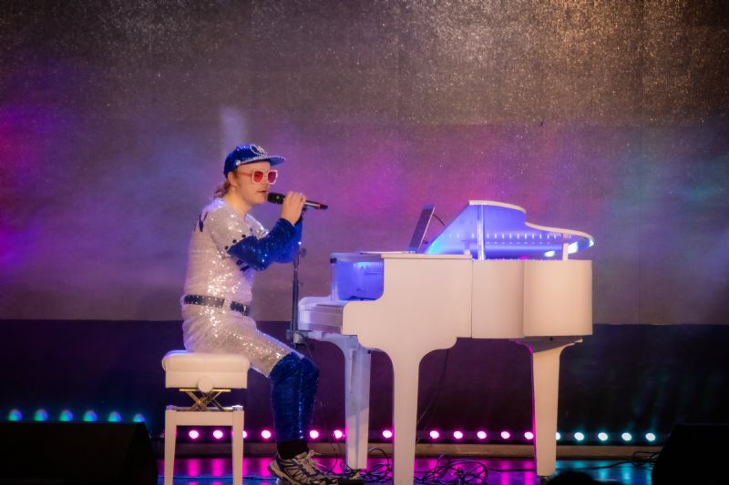 step into elton