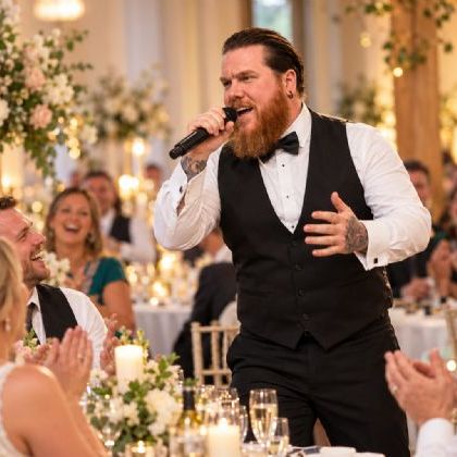 Fantastico Singing Waiters